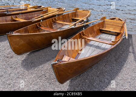 Ruderboote aus Holz am Ufer eines Sees Stockfoto