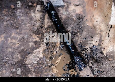 Gasleitung in Harz. Harzbehandeltes Rohr, mit Harz behandelt. Stockfoto