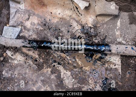 Gasleitung in Harz. Harzbehandeltes Rohr, mit Harz behandelt. Stockfoto