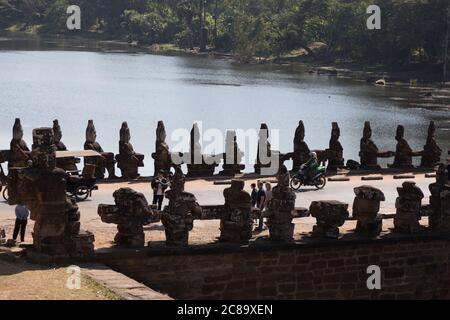 South Gate, in Angkor Thom, Siem Reap, Kambodscha 19.12.2017 Statuen auf der Brücke Stockfoto