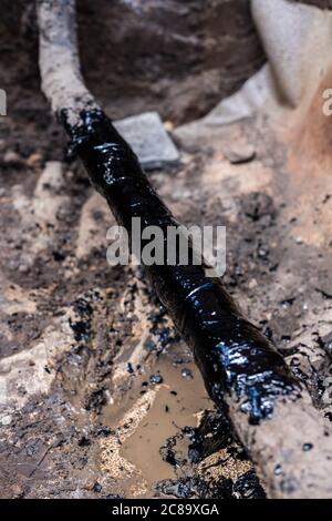 Gasleitung in Harz. Harzbehandeltes Rohr, mit Harz behandelt. Stockfoto