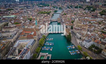 Flug über die Limmat in Zürich Schweiz Stockfoto