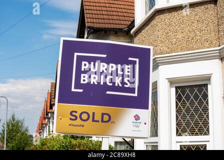 Purple Bricks Immobilienmakler verkauft Zeichen außerhalb der Immobilie in Westcliff on Sea, Southend, Essex, Großbritannien. Team GB Olympics 2020 Sponsoring. Tokio 2020, 2021 Stockfoto