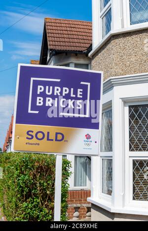 Purple Bricks Immobilienmakler verkauft Zeichen außerhalb der Immobilie in Westcliff on Sea, Southend, Essex, Großbritannien. Team GB Olympics 2020 Sponsoring. Tokio 2020, 2021 Stockfoto