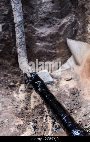 Gasleitung in Harz. Harzbehandeltes Rohr, mit Harz behandelt. Stockfoto