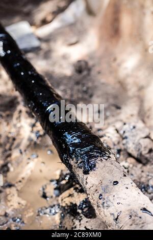 Gasleitung in Harz. Harzbehandeltes Rohr, mit Harz behandelt. Stockfoto