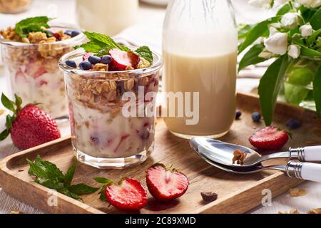 Frisches Sommerdessert mit Müsli und Beeren Stockfoto