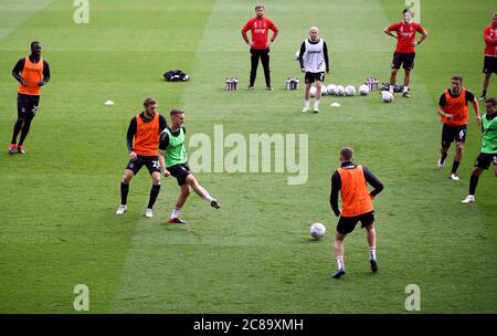 Charlton Athletic Warm Up auf dem Platz vor dem Sky Bet Championship Spiel in Elland Road, Leeds. Stockfoto