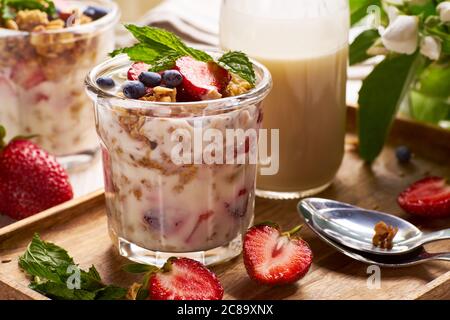 Glas Tasse Dessert mit Erdbeeren Joghurt und Müsli Stockfoto