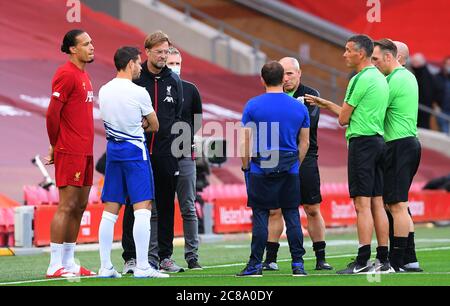 Liverpools Virgil van Dijk (links) und Manager Jürgen Klopp (3. Links) mit Chelsea-Cesar Azpilicueta (2. Links) sprechen vor dem Premier League-Spiel in Anfield, Liverpool, mit den Beamten. Stockfoto