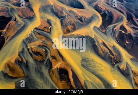 Bunte Gletscherflüsse an der Südküste Islands mit Schwarzer Sand Stockfoto