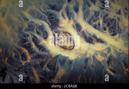 Bunte Gletscherflüsse an der Südküste Islands mit Schwarzer Sand Stockfoto