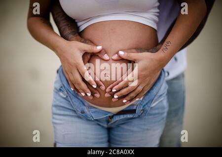 Gemischtes Rennpaar, Nahaufnahme von Baby Belly Stockfoto