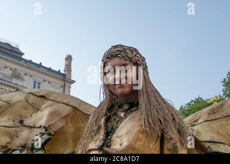 Ukraine, Odessa, Istanbul Park - 23. August 2019: Lebende Statue eines goldenen Engelsmädchens mit Flügeln im Istanbul Park in der Nähe des Odessa Handelshafens Stockfoto