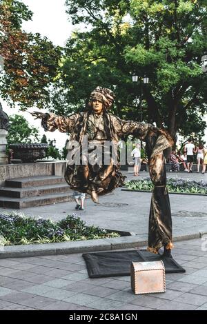 Ukraine, Odessa, Istanbul Park - 23. August 2019: Lebende Statue eines magischen Geschöpfes in der Luft in Istanbul Park in der Nähe der Odessa Meer Handel po Stockfoto