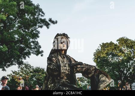 Ukraine, Odessa, Istanbul Park - 23. August 2019: Lebende Statue eines magischen Geschöpfes in der Luft in Istanbul Park in der Nähe der Odessa Meer Handel po Stockfoto