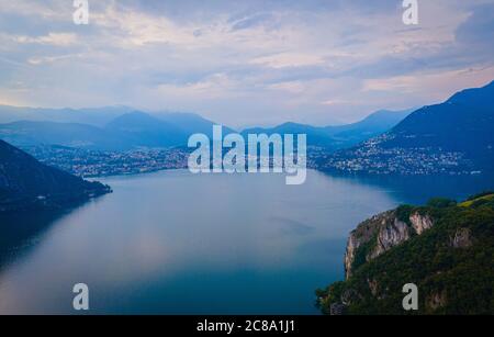 Luftaufnahme über den Luganersee in der Schweiz - Abendansicht Stockfoto