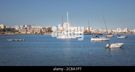 Hafen von Portimao in Panoramablick Stockfoto