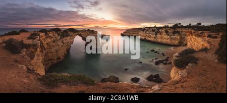 Albandeira Strand bei Sonnenuntergang in Panoramablick Stockfoto