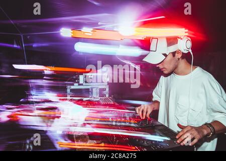 Portrait eines selbstbewussten jungen DJs mit Kopfhörern Stockfoto