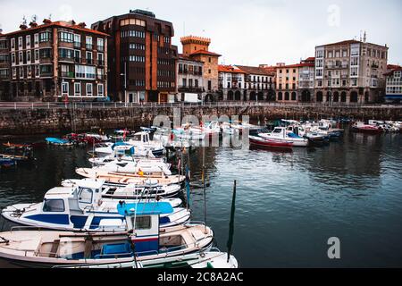 Der Hafen von Castro Urdiales mit vielen Booten. Stockfoto