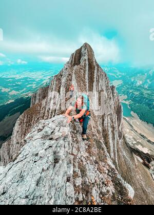 Zwei weibliche Kletterer auf schmalem Grat über dem Alpensee in Schweizer alpen Stockfoto