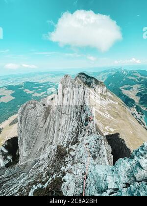 Kletterinnen klettern auf schmalen Grat in der Schweiz Stockfoto