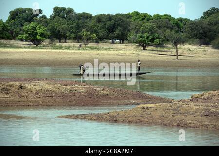 Fischer in einem Boot. Mopti Region, Mali, Westafrika. Stockfoto