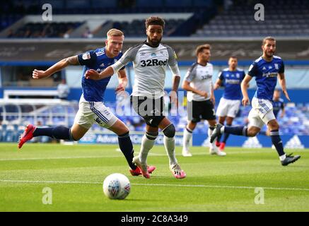 Jayden Bogle von Derby County und Kristian Pedersen von Birmingham City (links) kämpfen während des Sky Bet Championship-Spiels im St. Andrew's Trillion Trophy Stadium in Birmingham um den Ball. Stockfoto