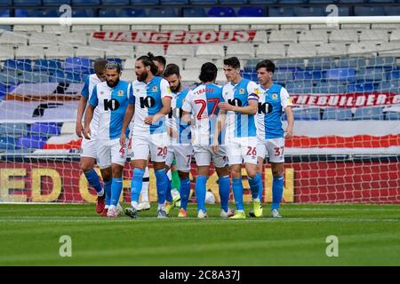 Luton, Großbritannien. Juli 2020. Adam Armstrong (7) von Blackburn Rovers feiert, nachdem er das Eröffnungstreffer während des Sky Bet Championship-Spiels zwischen Luton Town und Blackburn Rovers in Kenilworth Road, Luton, England am 22. Juli 2020 erzielt hat. Fußballstadien in der Umgebung sind aufgrund der Covid-19-Pandemie leer, da staatliche Gesetze zur sozialen Distanzierung Fans innerhalb von Spielstätten verbieten, was dazu führt, dass alle Spielanlagen bis auf weiteres hinter verschlossenen Türen gespielt werden. Foto von David Horn. Kredit: Prime Media Images/Alamy Live Nachrichten Stockfoto