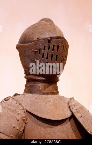 Nahaufnahme eines Armes, einer Art Helm, der im 15. Jahrhundert entwickelt wurde. Stockfoto