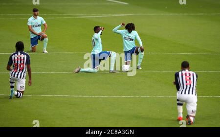 Der helle Osayi-Samuel der Queens Park Rangers (links) und Eberechi Eze machen sich vor dem Sky Bet Championship-Spiel in den Hawthorns, West Bromwich, ein Knie zur Unterstützung der Black Lives Matter-Bewegung. Stockfoto