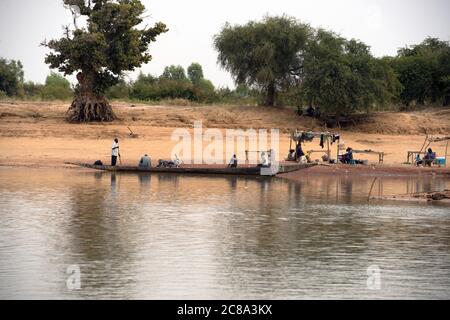 Ein kleines Boot wird als Fähre in der Nähe von Djenne, Mali, Westafrika verwendet. Stockfoto
