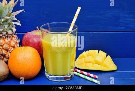 Obst Smoothie in einem Glas auf einem blauen Holzhintergrund Stockfoto