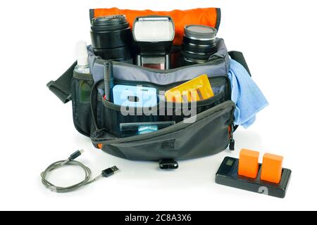 Fotokoffer, Fototasche mit Zubehör und Werkzeug: Objektive, Ladegerät, Reinigungsset, Filter Stockfoto