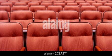 Reihen mit leeren Sitzplätzen im Theater Stockfoto