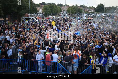 Leeds United Fans vor der Elland Road feiern den Club, der die Sky Bet Championship gewinnt und in die Premier League befördert wird, während das Team Charlton Athletic spielt. Stockfoto