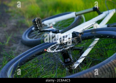 Das Fahrrad liegt auf der Seite der Straße. Fahrradbremsen aus nächster Nähe Stockfoto