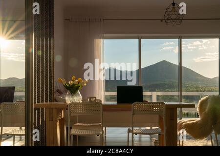 Modernes Wohnzimmer mit Panoramablick auf die Berge Stockfoto