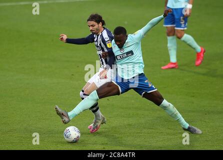 West Bromwich Albions Filip Krovinovic (links) und Queens Park Rangers leuchtendes Osayi-Samuel kämpfen während des Sky Bet Championship-Spiels auf den Hawthorns, West Bromwich, um den Ball. Stockfoto