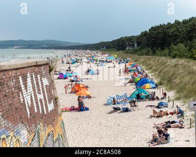Badestrand am KdF Seebad Prora an der Küste von Binz im Sommer Baden in der Ostsee am historischen Kraft durch Freude Strand in der Prorer Wiek Stockfoto