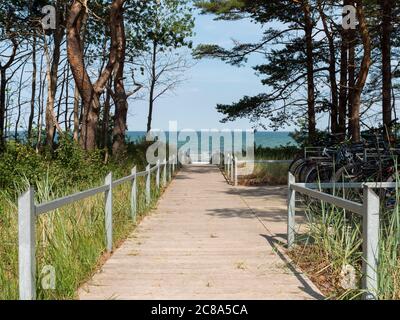 Badestrand am KdF Seebad Prora an der Küste von Binz im Sommer Baden in der Ostsee am historischen Kraft durch Freude Strand in der Prorer Wiek Stockfoto