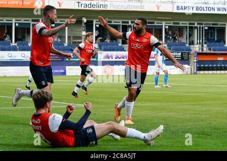 Sonny Bradley aus Luton Town (links) feiert mit Cameron Carter-Vickers (rechts) und Luke Berry (Mitte) nach einem eigenen Tor von Bradley Johnson (4) von Blackburn Rovers während des Sky Bet Championship-Spiels zwischen Luton Town und Blackburn Rovers in Kenilworth Road, Luton, England am 22. Juli 2020. Fußballstadien in der Umgebung sind aufgrund der Covid-19-Pandemie leer, da staatliche Gesetze zur sozialen Distanzierung Fans innerhalb von Spielstätten verbieten, was dazu führt, dass alle Spielanlagen bis auf weiteres hinter verschlossenen Türen gespielt werden. Foto von David Horn. Stockfoto