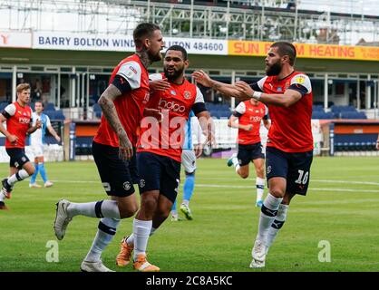 Sonny Bradley aus Luton Town (links) feiert mit Cameron Carter-Vickers (Mitte) und Elliot Lee (rechts) nach einem eigenen Tor von Bradley Johnson (4) aus Blackburn Rovers während des Sky Bet Championship-Spiels zwischen Luton Town und Blackburn Rovers in Kenilworth Road, Luton, England am 22. Juli 2020. Fußballstadien in der Umgebung sind aufgrund der Covid-19-Pandemie leer, da staatliche Gesetze zur sozialen Distanzierung Fans innerhalb von Spielstätten verbieten, was dazu führt, dass alle Spielanlagen bis auf weiteres hinter verschlossenen Türen gespielt werden. Foto von David Horn. Stockfoto