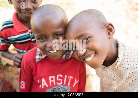 Gesichter von lächelnden, glücklichen Kindern im Makueni County, Kenia. Stockfoto