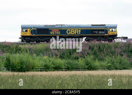 GBRf Diesellokomotive der Baureihe 66 Nr. 66745 'Moderne Eisenbahnen der ersten 50 Jahre' mit einem freightliner-Zug, Warwickshire, Großbritannien Stockfoto