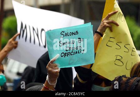 Eigentümer und Arbeiter von Schönheitssalons und Friseursalons Industrie halten Protestdemonstration gegen Arbeitslosigkeit, Hunger aufgrund der Schließung ihres Geschäfts und Mangel an Lebensmitteln in ihren Häusern und fordern erlauben, ihre Geschäftstätigkeit mit SOPs Ebene wieder zu öffnen, in Karachi Presseclub am Mittwoch, 22. Juli 2020. Stockfoto