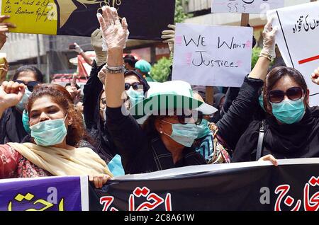 Eigentümer und Arbeiter von Schönheitssalons und Friseursalons Industrie halten Protestdemonstration gegen Arbeitslosigkeit, Hunger aufgrund der Schließung ihres Geschäfts und Mangel an Lebensmitteln in ihren Häusern und fordern erlauben, ihre Geschäftstätigkeit mit SOPs Ebene wieder zu öffnen, in Karachi Presseclub am Mittwoch, 22. Juli 2020. Stockfoto