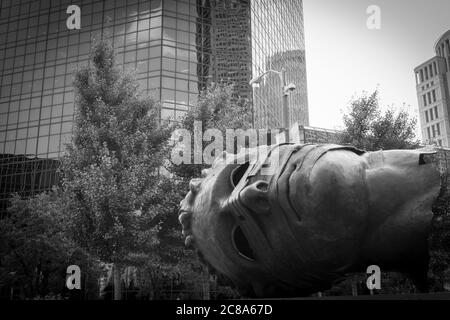 St Louis USA 2. September 2015; „Eros Bendato“ von Igor Mitorajs Bronzeskulptur aus massivem Kopf, in den man in St Louis klettern und hinauschauen kann, Stockfoto