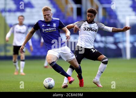 Kristian Pedersen (links) von Birmingham City und Jayden Bogle von Derby County kämpfen während des Sky Bet Championship-Spiels im St. Andrew's Trillion Trophy Stadium in Birmingham um den Ball. Stockfoto